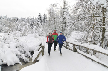 Drei Jogger im Schnee