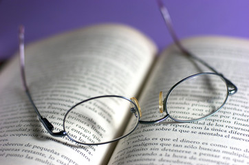 Libro y gafas
