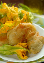 Fiori di zucca fritti