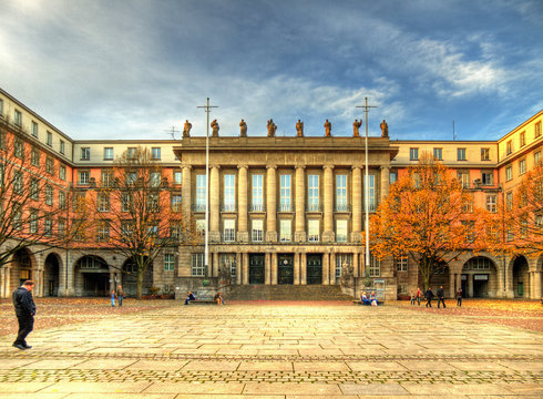 Rathaus Barmen im Herbst