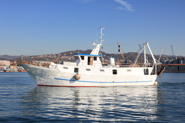 Naklejka premium fishing boat in sea