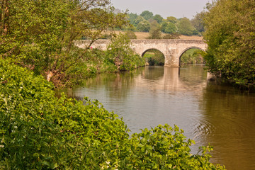 Fototapeta na wymiar Bridge over the river medway at Teston in the kent countryside