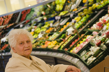 Seniorin beim Einkaufen von Lebensmitteln im Supermarkt