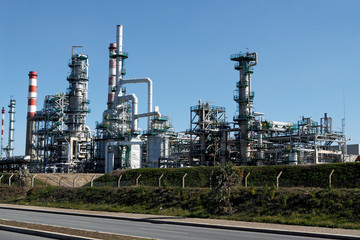 Fototapeta na wymiar Rafinerii ropy naftowej i powerplant