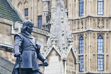 Oliver Cromwell statue at London, England - obrazy, fototapety, plakaty