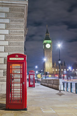 Obraz na płótnie Canvas Czerwony telefon w Londynie