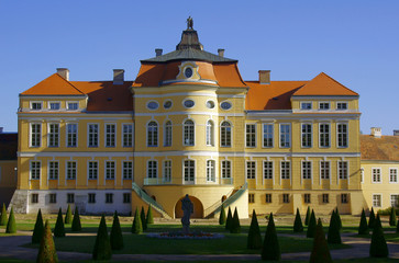 ogród i fasada pałacu w Rogalinie © GKor