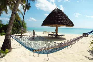 Fotobehang Hangmat in een paradijselijk resort © Trombax