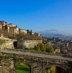 Fototapeta na wymiar Droga do starego górnego miasta Bergamo, Włochy