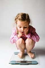 Kind mit der Waage