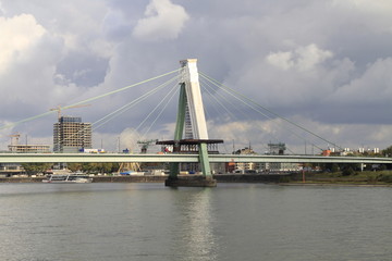 Fototapeta na wymiar Severin mostu w Kolonii