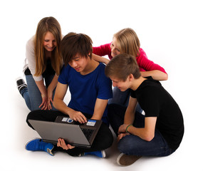 201111 gespannt laptop teenager