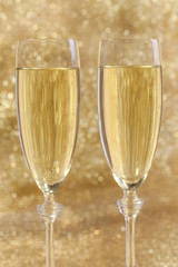 Sektgläser mit feierlichem Hintergrund