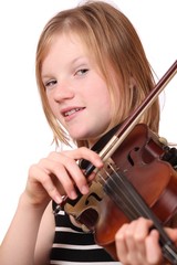 Junges Mädchen spielt Geige