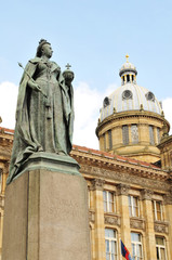 Fototapeta na wymiar Queen Victoria pomnik w Birmingham