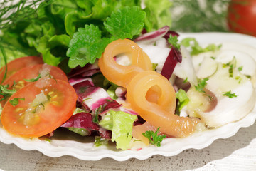 Bunter Salat mit Lachsstreifen