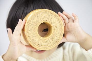 おやつを食べる子供