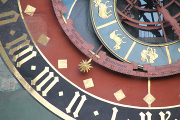 Detalle de un reloj en un edificio en el centro histórico de Berna, Suiza