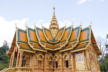 Fototapeta na wymiar Colorful Thai temple.