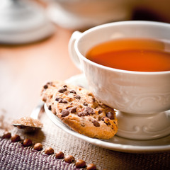 Cup of tea and chocolate chip cookies - obrazy, fototapety, plakaty