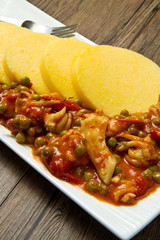 polenta con seppioline e piselli