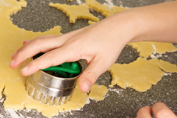 Kinderhand Kekse ausstechen