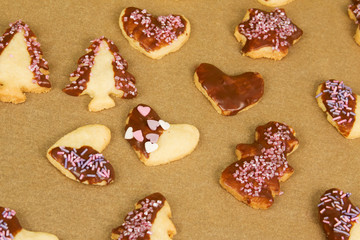 Verzierte Kekse auf Backblech