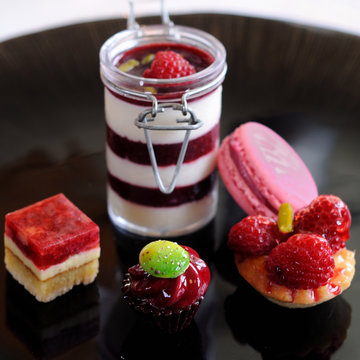 assortiment de desserts rouges et roses