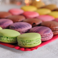 plateau de macarons et lumières de fête