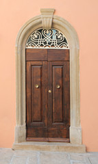 Fototapeta na wymiar stylowe drzwi do domu Toskanii