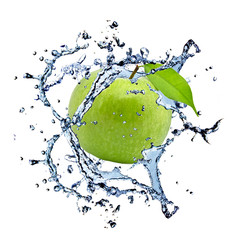 Pomme verte avec éclaboussures d& 39 eau, isolé sur fond blanc