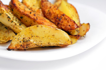 Жаренный картофель на белой тарелке