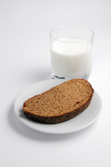 Стакан молока и кусок черного хлеба