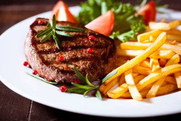 Photo sur Plexiglas Steakhouse Steak grillé avec frites