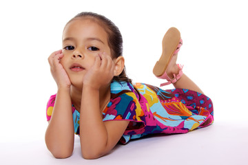 adorable petite fille allongée sur le ventre sur fond blanc