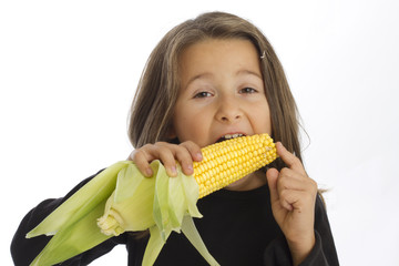 Sechsjährige isst Maiskolben (mr)