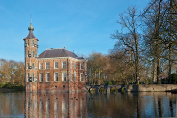 Fototapeta na wymiar Holenderski zabytkowy zamek Bouvigne jesienią