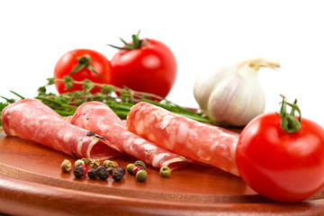 Salami auf einem Brettchen