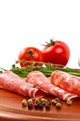 Salami auf einem Brettchen
