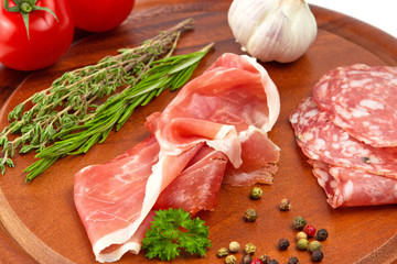 Schinken und Salami auf einem Brettchen