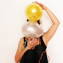 Frau hält Luftnballons