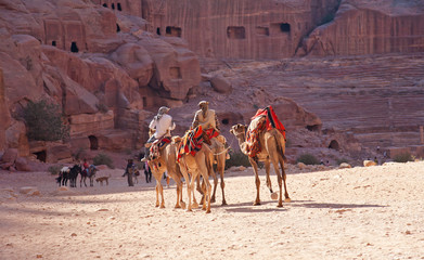 Groupe de bédouins à dos de chameaux, à Pétra, Jordanie.