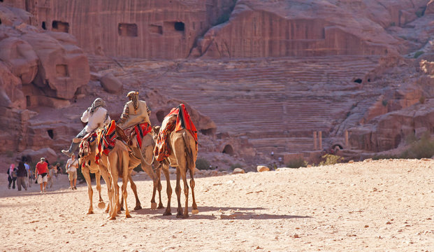 Groupe de bédouins à dos de chameaux, à Pétra, Jordanie.