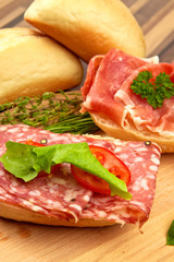 Wurstbrötchen mit Salami und Schinken