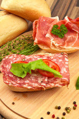 Wurstbrötchen mit Salami und Schinken