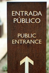 cartello di entrata in un museo spagnolo