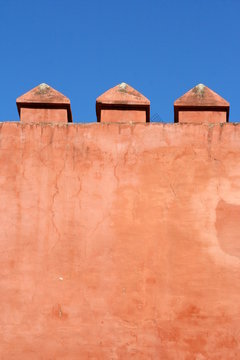 muro arancione di un castello e cielo blu