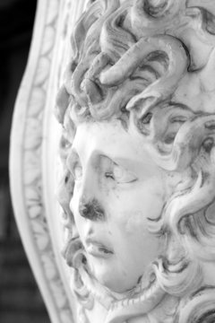 statua del mostro della mitologia greca Medusa
