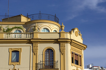 Fototapeta na wymiar balcone di antico palazzo in Andalusia