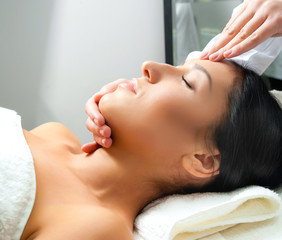 Obraz na płótnie Canvas woman receiving facial massage